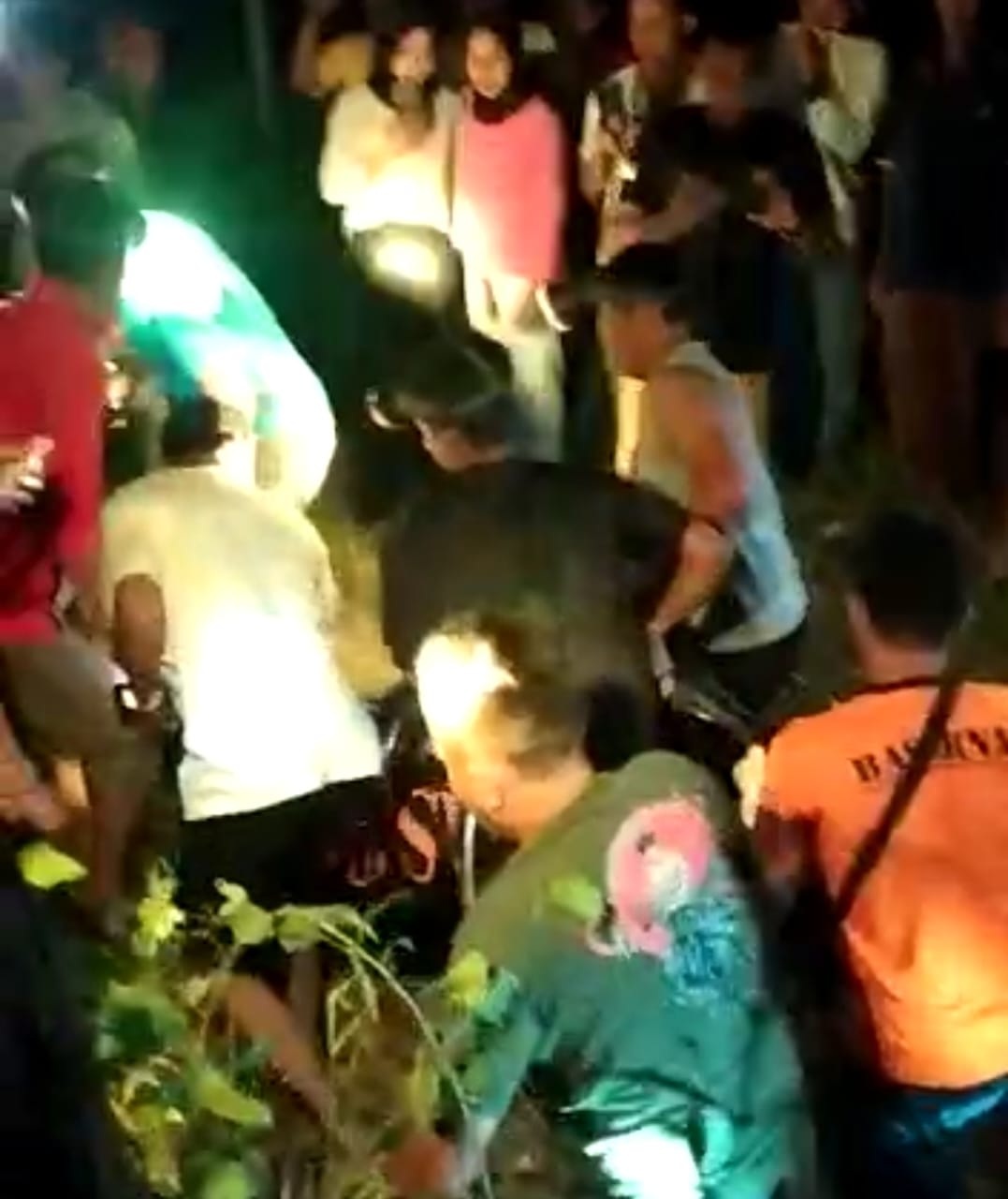 Tim Polsek Tambang, Samapta Polres Kampar, Basarnas Pekanbaru, BPBD Kampar dan Tagana Kampar bersama warga mengevakuasi jenazah Zulfahmi, Jumat malam (8/7/2022).