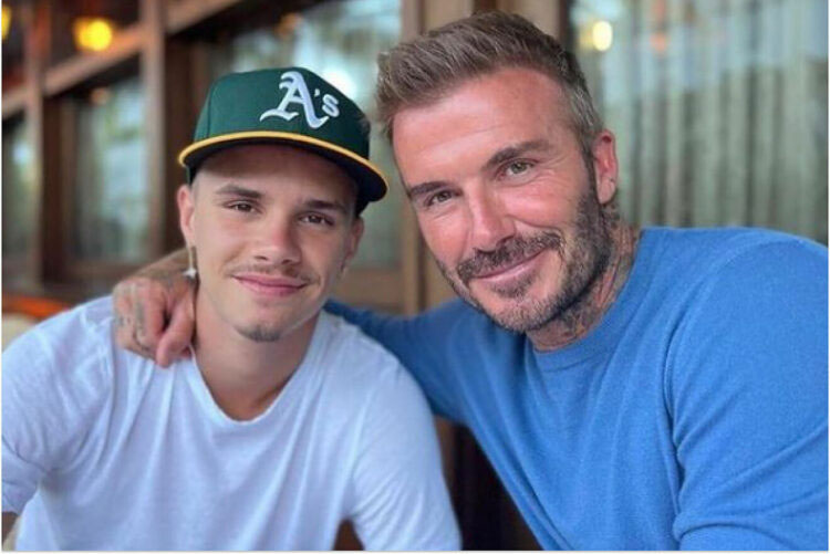 Romeo Beckham (kiri) berfoto bersama sang ayah David Beckham.