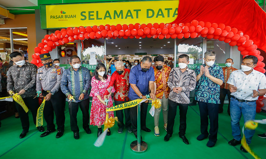 Direktur Utama PT Dinamika Buah Nusantara Renny Sutopo (empat kiri), bersama Komisaris PT Dinamika Buah Nusantara Sutopo (lima kiri), Komisaris PT Dinamika Buah Nusantara Asiong (tiga kanan), Direktur Operasional PT Dinamika Buah Nusantara Zakuan (dua kan