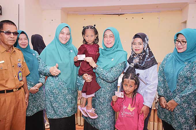 Ketua TP PKK Siak Rasidah Alfedri menyerahkan kartu identitas anak (KIA) kepada anak di Gedung Wanita, Siak Sri Indrapura pada Selasa (9/5/2023).