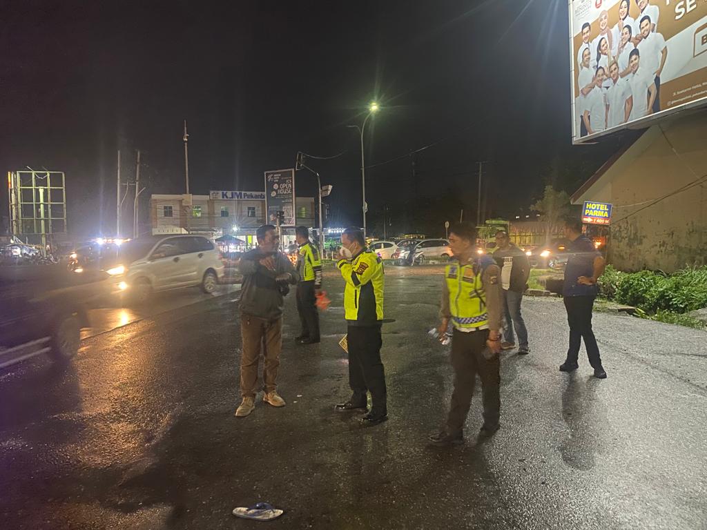 Polisi lakukan olah tempat kejadian perkara (TKP) Tabrakan maut terjadi di Jalan Soekarno-Hatta, dekat Flyover Pasar Pagi Arengka pada Rabu (2/11/2022) malam.