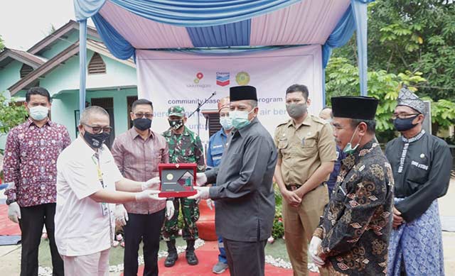 Bupati Siak Drs Alfedri MSi menerima cendera mata dari General Manager PT Chevron Pacific Indonesia Sukamto Tamrin di Kampung Minas Timur, Kecamatan Minas, Selasa (23/6/2020). Humas Pemkab Siak