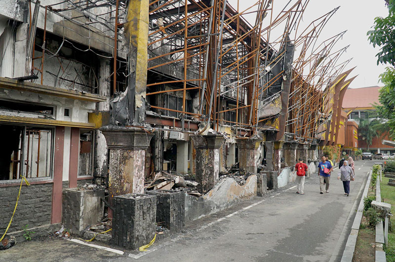 Warga melintas di depan gedung  utama Mal Pelayanan Publik (MPP) Pekanbaru yang terbakar pada Maret 2023 lalu. Foto diambil   beberapa waktu lalu.