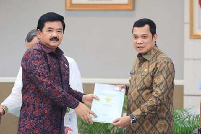 Pj Wali Kota Pekanbaru Muflihun  (kanan) menerima sertifikat aset Pemko Pekanbaru dari Menteri Agraria dan Tata Ruang/Kepala Badan Pertanahan Nasional (ATR/BPN) Marsekal TNI (Purn) Hadi Tjahjanto di Balai Pauh Janggi, Gedung Daerah, Jalan Diponegoro Pekan