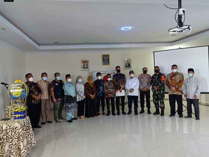 CEO RSU Mutiasari dr Sbdullah Qoyyum foto bersama usai serah terima jabatan Direktur RSU Mutia Sari di Duri akhir pekan lalu.