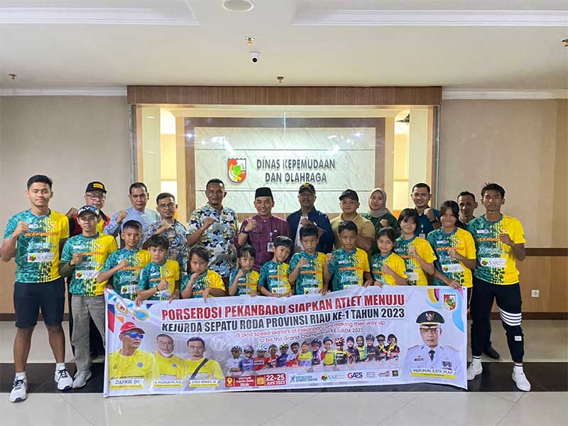 Para atlet dan pengurus Porserosi Pekanbaru foto bersama usai pelepasan di halaman Perkantoran Tenayan Raya Pekanbaru, Selasa (20/6/2023).
