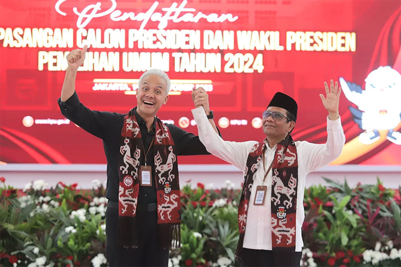 Bakal calon Presiden Ganjar Pranowo bersama bakal calon Wakil Presiden Mahfud MD saat melakukan pendaftaran bakal pasangan calon presiden dan wakil presiden pemilihan umum 2024 di Gedung KPU, Jakarta.