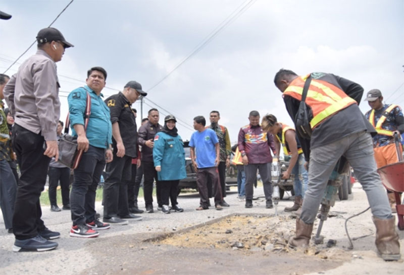 Bupati Bengkalis Kasmarni meninjau jalan lingkar barat yang sedang dikerjakan dan targetkan Maret 2024 sudah difungsikan, Kamis (19/10/2023).