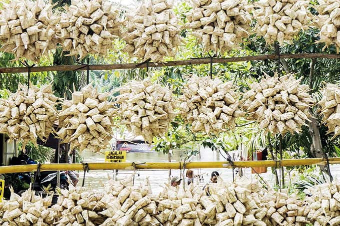 Deretan sarang ketupat berbahan daun kapau dipajang di Kampung Bandar, Kecamatan Senapelan,  Kamis (29/4/2021). Jelang perayaan Idulfitri pedagang mulai ramai mempersiapkan dan menjual sarang ketupat ini yang dijual dengan harga Rp40 ribu per ikat isi 100