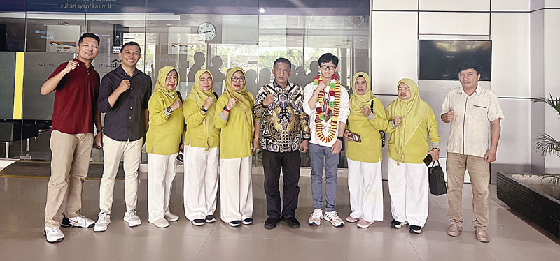 Kepulangan siswa Darma Yudha Fansen ke Pekanbaru yang mengukir prestasi di ajang International Physics Olympiade (IphO) ke-23 Tokyo disambut Kadis Pendidikan Riau yang diwakili Drs H Pahmijan MPd selaku Kepala Bidang Pembinaan SMA, Rabu (19/7/2023).