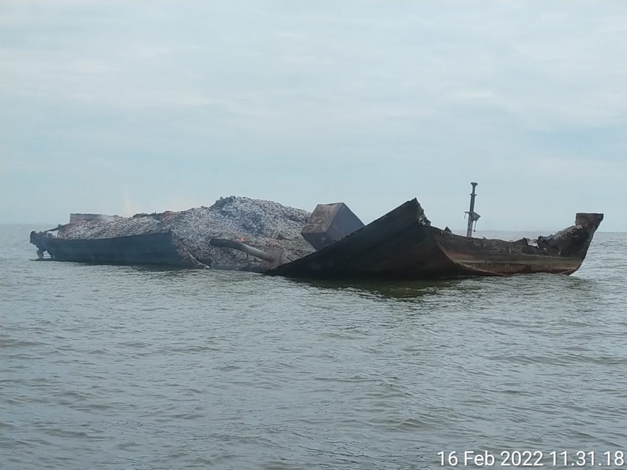 KLM Samudera Indah yang terbakar dan karam di Pesisir Selat Melaka.