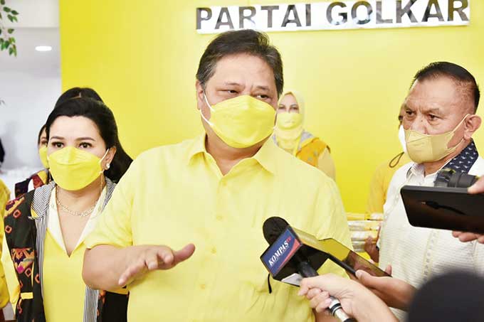 Ketua Umum DPP Partai Golkar Airlangga Hartarto saat diwawancara wartawan, beberapa waktu lalu.