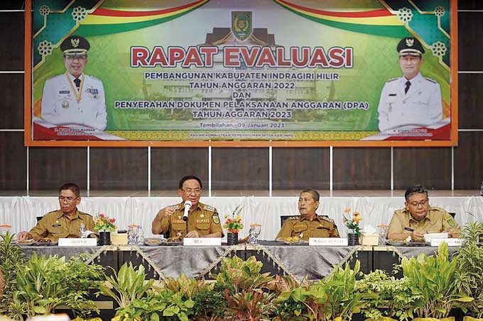 Bupati Inhil HM Wardan dan Wabup H Syamsuddin Uti menghadiri rapat evaluasi APBD 2022, Senin (9/1/2023).