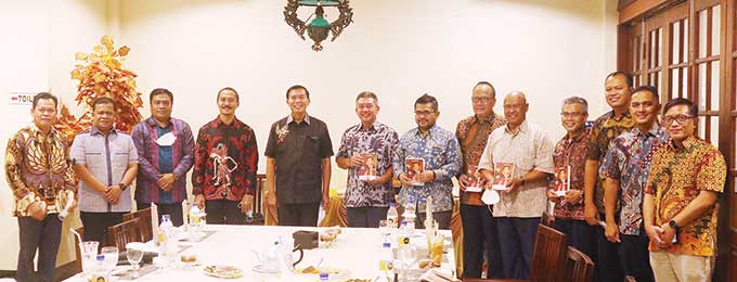 Manajemen TGI yang terdiri dari Komisaris Utama Redy Ferryanto, Wakil Komisaris Utama Mohd Ibrahimnuddin bin Mohd Yunus, Komisaris TGI Arudji Wahyono beserta Direktur Utama Gamal Imam Santoso dan Direktur Operasi Razif bin Mat saat diterima Wali Kota Peka