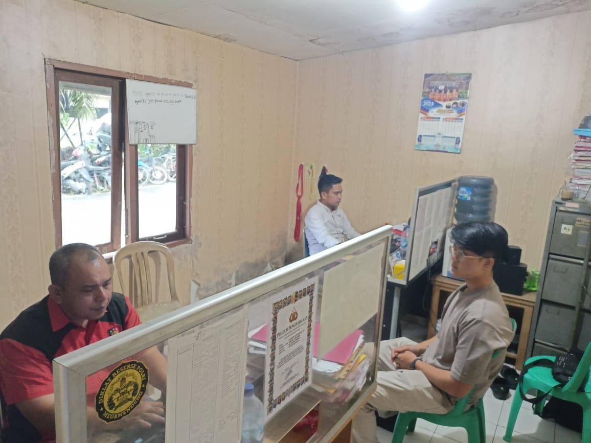 Pelaku yang diduga menghina simbol negara diperiksa di unit Reskrim Polsek Pinggir, Bengkalis, Kamis (10/8/2023).