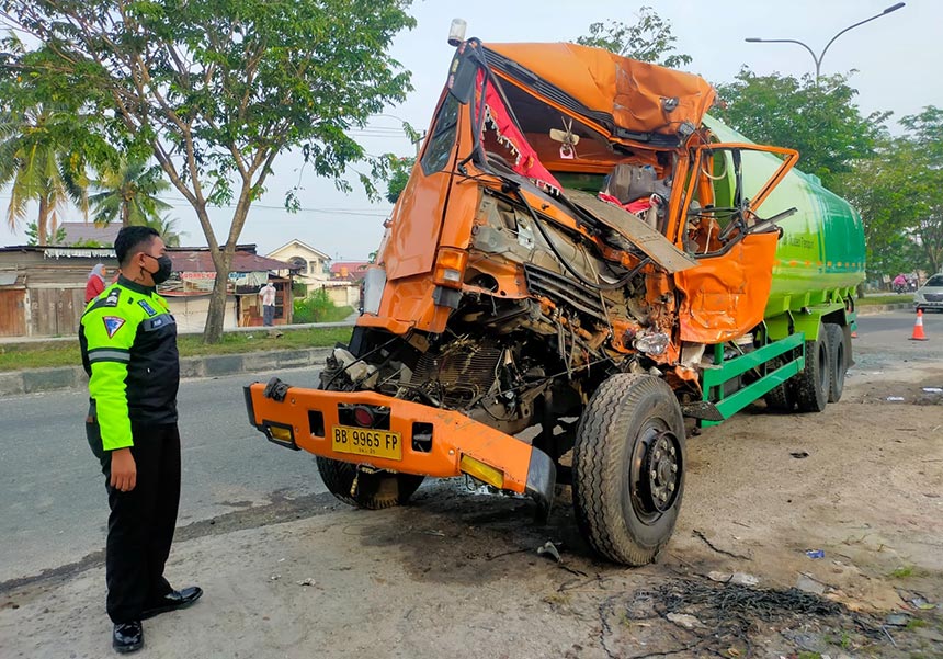 Mobil truk tangki CPO nomor polisi BB 9965 FP rusak parah di bagian depan usai mengalamiÂ kecelakaan dengan truk fuso di Jalan Soekarno-Hatta, Jumat (16/7/2021).