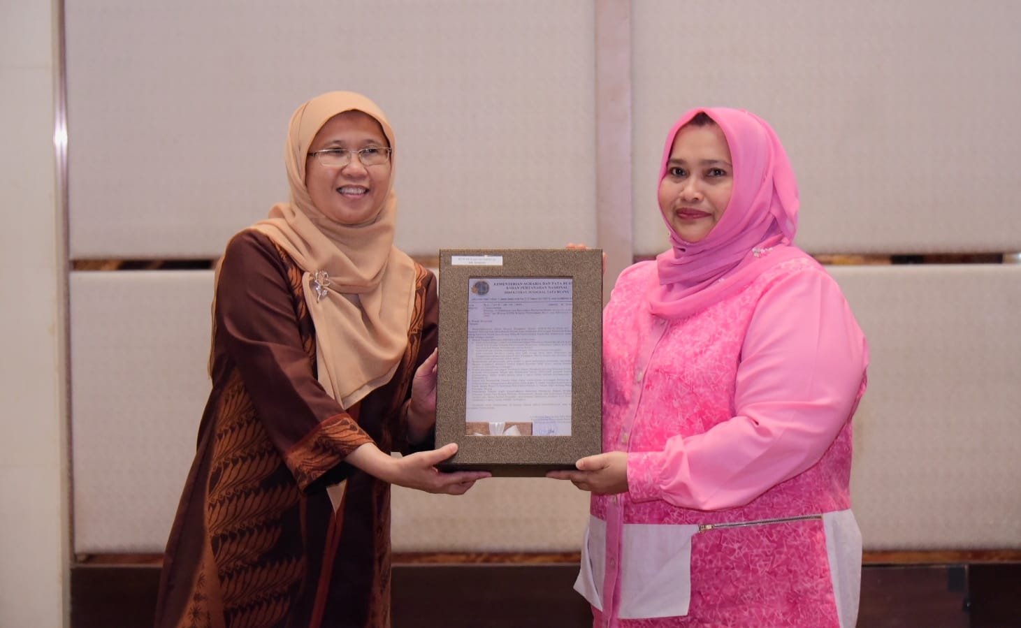 SERAHKAN DOKUMEN: Bupati Bengkalis menyerahkan dokumen persetujuan substansi dan Ranperkada RDTR ke Direktur Bina Perencanaan Tata Ruang Daerah Wilayah 1 Kementerian ATR/BNP RI, Reny Widyawati  di Hotel Fairmont Jakarta, Senin (13/3/2023).