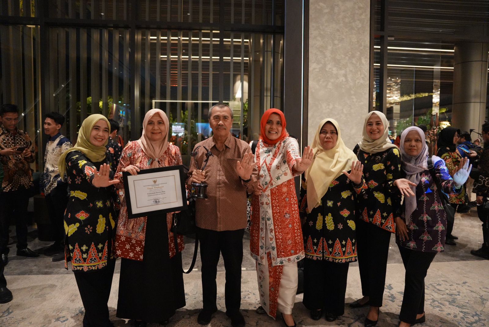Gubri syamsuar foto bersama usai menerima penghargaan provinsi layak anak oleh Menteri PPPA di Semarang, Sabtu (22/7/2023) malam.