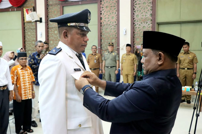 Sekda Kampar Drs Yusri MSi resmi melantik Yusjar sebagai Kepala Desa Tanjung Rambutan Kecamatan Kampar masa bakti 2023-2027 di aula Kantor Bupati Kampar, Bangkinang, Selasa (3/1/2023).