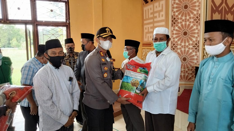 Kapolres Bengkalis AKBP Hendra Gunawan SIK MT menyerahkan bantuan sembako saat kegiatan bimtek, Rabu (28/10/2020). Erwan Sani/Riau Pos