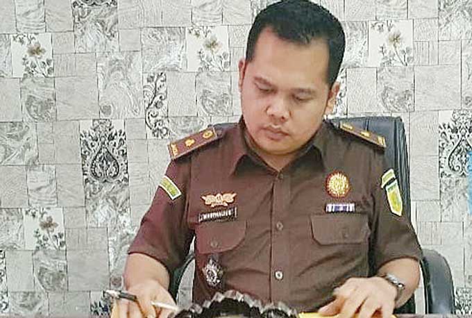 Kasi Pidsus Kejari Kampar Marthalius didampingi Kasi Intel Rendy Winata, Kamis (30/3).