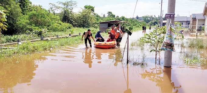 Tim  BNPB  dan Puskesmas Sapta Taruna usai menelusuri dan mengecek kesehatan warga di lokasi banjir di Perumahan Pesona Harapan Indah, Jalan Cengkeh RW 4 RT 1, Kelurahan Tangkerang Labuai, Kecamatan Bukit Raya, Ahad (28/3/2021).