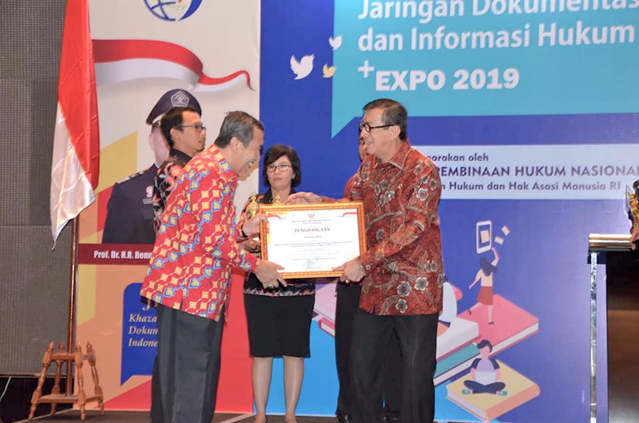 Gubernur Riau H Syamsuar, menerima JDIHN (Jaringan Dokumentasi dan Informasi Hukum Nasional) Award dari Menteri Hukum dan HAM Yasona Laoly atas Prestasi Riau yang memiliki data dan informasi tentang Hukum di Provinsi Riau. Acara berlangsung di Ballroom Ho