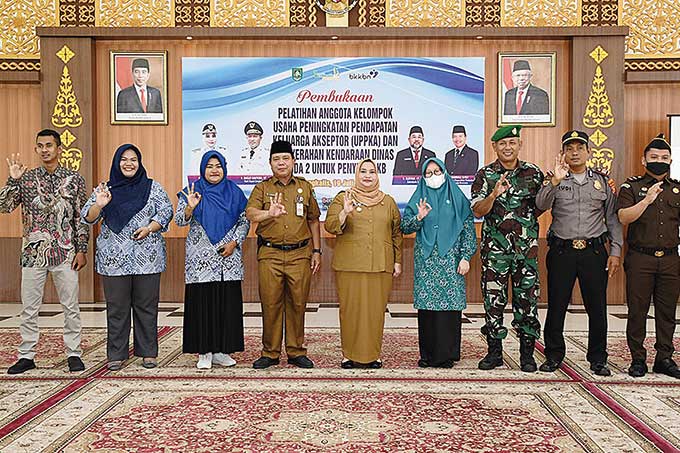 Bupati Bengkalis Kasmarni foto bersama usai membuka pelatihan anggota UPPKA di Balai Kerapatan, Wisma Sri Mahkota Bengkalis, Selasa (19/7/2022).