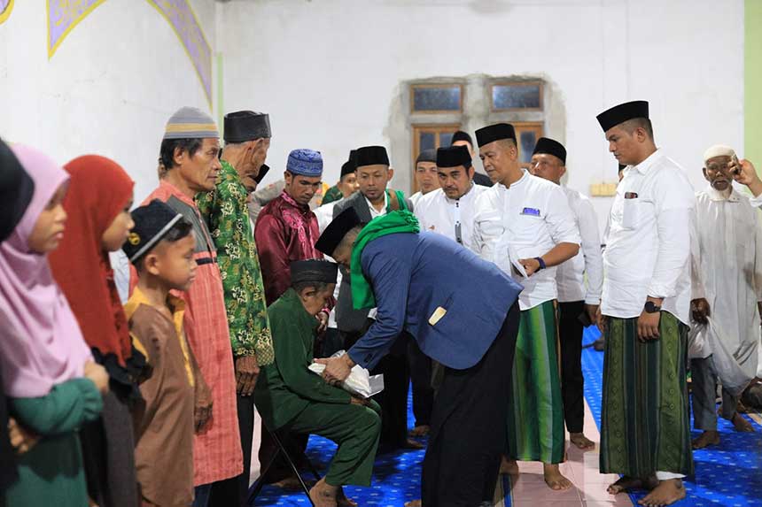 Bupati Kepulauan Meranti, HM Adil memberikan santunan kepada sejumlah anak yatim dan bantuan sosial untuk para lansia, imam masjid, bilal, dan marbot Desa Tanjung Peranap, Kecamatan Tebingtinggi Barat, Jumat (24/3/2023).