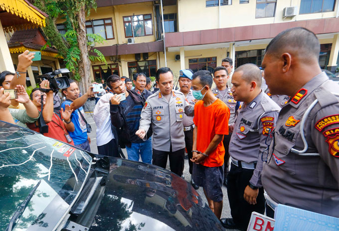 Kapolresta Pekanbaru Kombes Pol Jefri R P Siagian meminta keterangan pelaku tabrak lari berinisial IN saat press release di halaman belakang Mapolresta Pekanbaru, Senin (15/5/2023). Kasus tabrak lari ini menyebabkan korban Rafi Andra Putra, mahasiswa asal