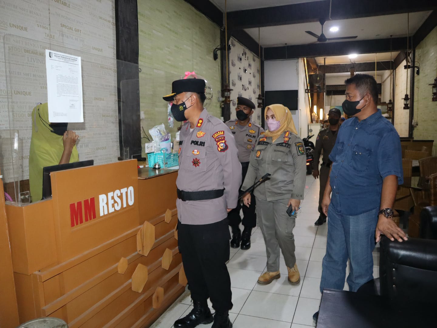 Kapolres Kuansing AKBP Rendra Oktha Dinata SIK MSi memberi teguran pemilik usaha Karoke MM Resto yang buka di bulan Ramadan, Sabtu (9/4/2022).