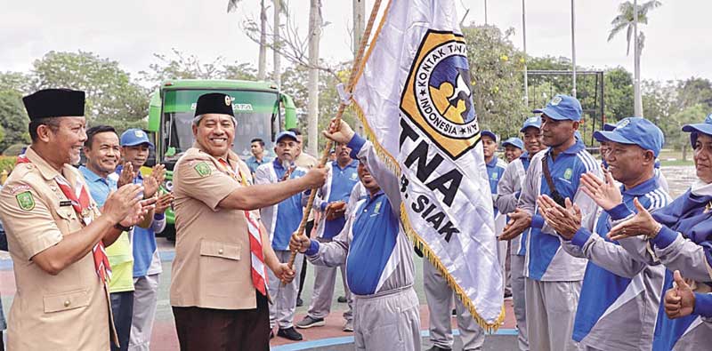 Bupati Siak Alfedri melepas kontingen Pekan Nasional (Penas) XVI Kontak Tani Nelayan Andalan (KTNA) menuju Kota Padang, Sumatera Barat (Sumbar), Kamis (8/6/2023).