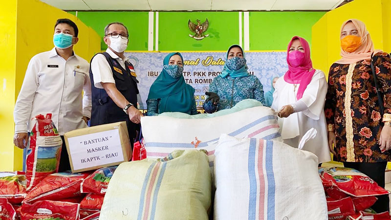 Ketua TP PKK Riau Hj Misnarni Syamsuar saat menyerahkan bantuan masker kepada TP PKK Rohul, Sabtu (17/10/2020). (DISKOMINFOTIK FOR RIAUPOS.CO)