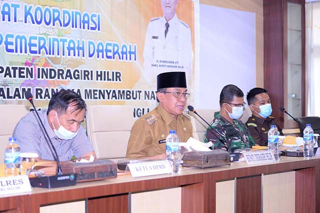 Bupati Inhil HM Wardan, didampingi Ketua DPRD Inhil H Ferriyandi  dan unsur forkopimda setempat, ketika melaksanakan rakor persiapan Nataru, Senin (7/12/2020).