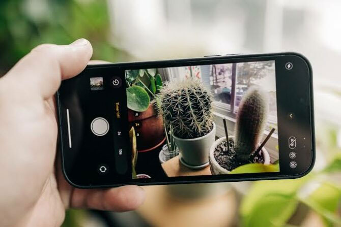ILUSTRASI. Ada pengaturan tersembunyi, mengambil foto dan video di iPhone bisa lebih ciamik.