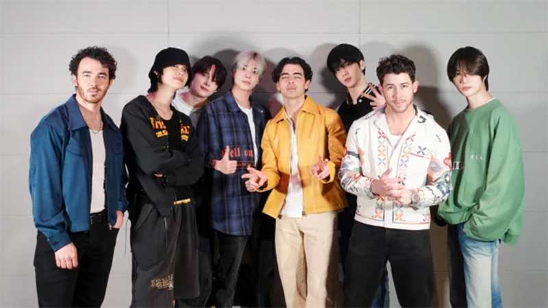 TXT bersama Jonas Brother.