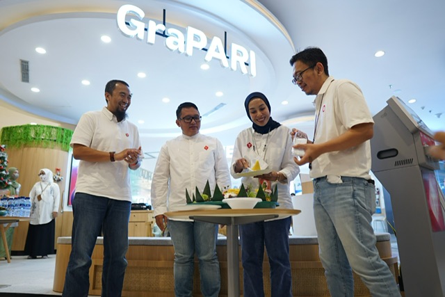 (kanan ke kiri) Vice President Customer Care Management Robby Aris Cahyady, General Manager Customer Care and Postpaid Consumer Management Area Sumatera Erlina Devi Rostita, GM Consumer Sales Region Sumbagteng Gamada dan GM Network Service Assurance Sumba