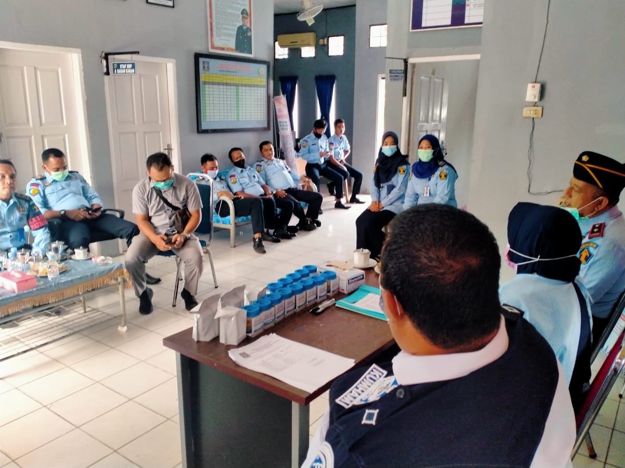 Tim kesehatan sedang memeriksa urine petugas Rupbasan Kelas II Bengkalis, Senin (22/3/2021).