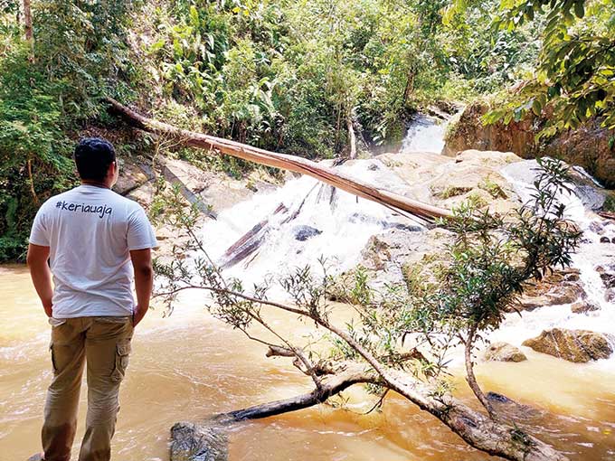 Kepala Bidang Pengembangan Sumberdaya Pariwisata Dispar Riau, Ridho Adriansyah saat lawatan ke Desa Wisata Rantau Langsat di Kecamatan Batang Gansal, Kabupaten Indragiri Hulu (Inhu) pertengahan Maret 2021.