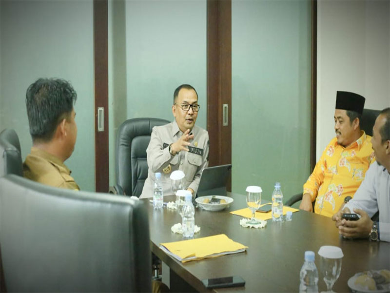 Wakil Ketua DPRD Kampar Repol Sag MIP mendamping warga Desa Balung Kecamatan XIII Koto Kampar audiensi dengan Pj Bupati Kampar Muhammad Firdaus di Ruang Rapat Kantor Bupati Kampar, Bangkinang, Senin (14/8/2023).