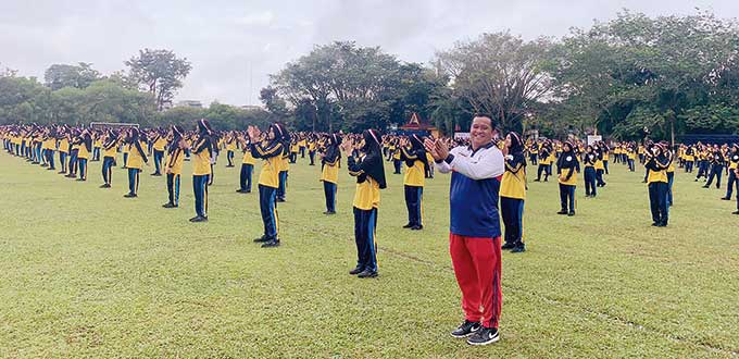 SKJ: Kepala SMAN 1 Telukkuantan Saprianto Eldi saat senam kesehatan jasmani (SKJ)  bersama ratusan siswa di Lapangan Limuno Telukkuantan, Sabtu (27/8/2022).