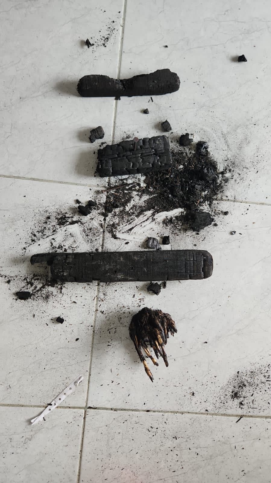 Kayu yang sudah terbakar jadi barang bukti di Mapolres Bengkalis, Kamis (3/8)2023).