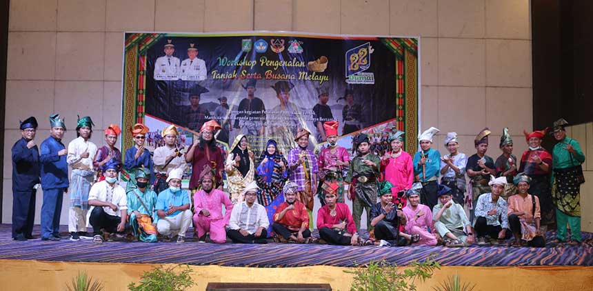 Serai Serumpun Riau saat mengikuti workshop pengenalan tanjak, beberapa waktu lalu.