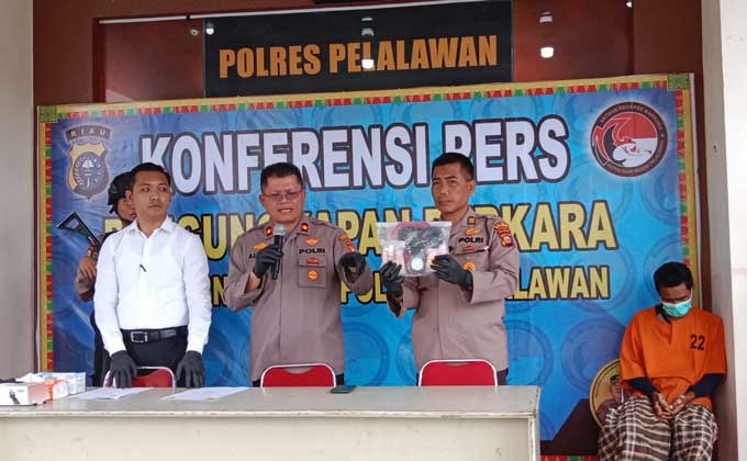 Waka Polres Pelalawan Kompol Antoni Lumban Gaol didampingi Kasi Humas AKP Hariyanto dan Kasat Narkoba Iptu Rejoice Manalu saat menggelar ekspose penangkapan tersangka kasus narkoba di Pangkalankerinci, Senin (27/2/2023).