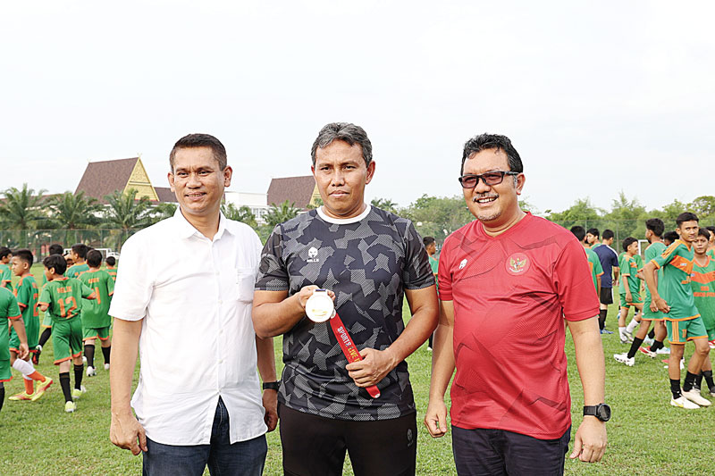 Pelatih Timnas Indonesia U-17 Bima Sakti diapit SEVP Business Support PTPN V Rurianto (kanan) dan Pembina SSB PTPN V Asmanudin Sinaga saat berkunjung ke sekolah sepakbola (SSB) PTPN V, beberapa waktu lalu.