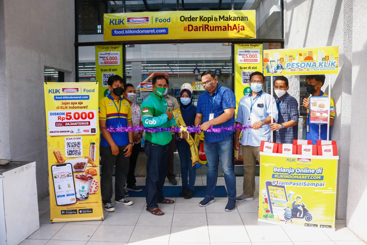 Potong Pita : Deputi Branch Manager Operasional Indomaret Ichsan Kusuma Ismail (empat kanan) memotong pita tanda diresmikannya klikfood di Toko Indomaret Jalan Riau simpang Ruang Terbuka Hijau (RTH) Tunjuk Ajar Integritas Pekanbaru, Senin (31/5/2021).