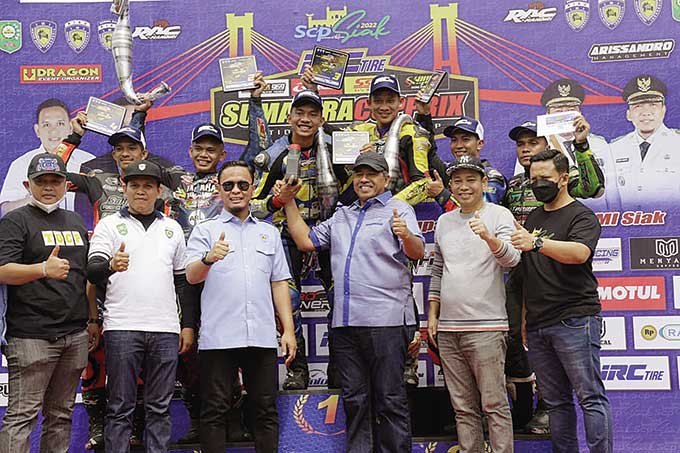 Bupati Siak Alfedri foto bersama dengan para juara dan Ketua DPRD Indra Gunawan, Ketua IMI Riau tiga periode Agung Nugroho, dan Ketua IMI Siak Andi Fauzar di podium SCP Jalan Panglima Ghimbam Siak pada Ahad (25/9/2022).