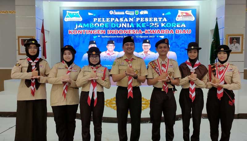 Kepala Dinas Kepemudaan dan Olahraga Riau  H Boby Rachmat SSTP MSi-AIFO foto bersama utusan Riau yang akan ikut Jambore Dunia Korsel usai pelepasan di Balai Pauh Janggi, Gedung Daerah Riau, Selasa (25/7/2023).