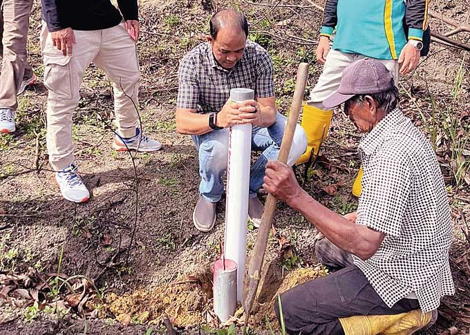 Guna mengamankan aset daerah, Sekretaris BPKAD Bengkalis M Firdaus berÂ­sama timnya memasang patok tanah di Kelurahan Pematang Pudu, Kecamatan Mandau, Kamis (9/3/2023).