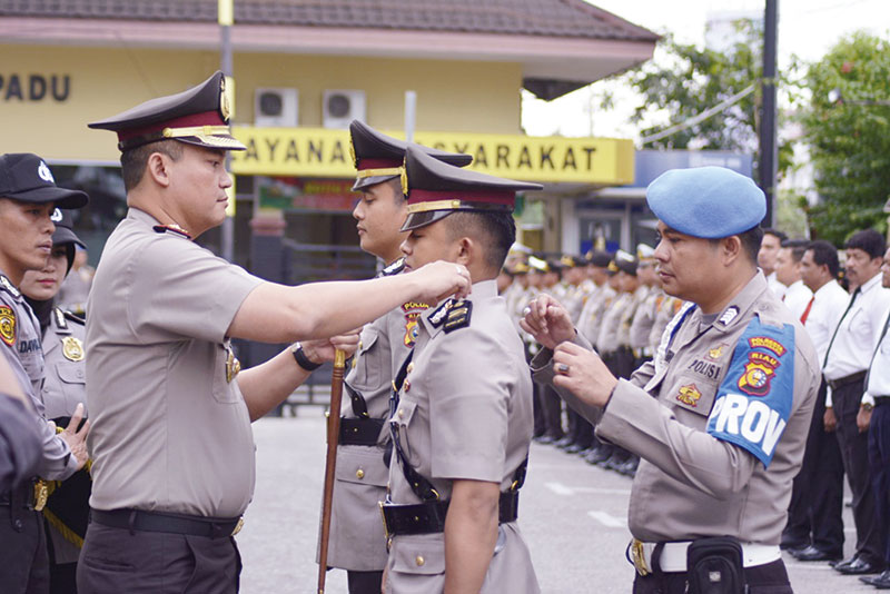 SERTIJAB: Kapolres Pekanbaru Kombespol Nandang Mumin Wijaya saat melangsungkan serah terima jabatan (sertijab) Polsek Payung Sekaki dari AKP Hidayat Perdana ke Iptu Ahmad Rivandy, Rabu (8/1/2020). (s/mirshal/riau pos)